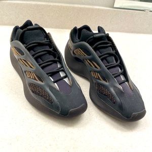 Yeezy 700 V3 Clay Brown.